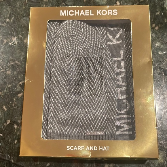 MICHAEL KORS SCARD AND WINTER HAT - Picture 1 of 4